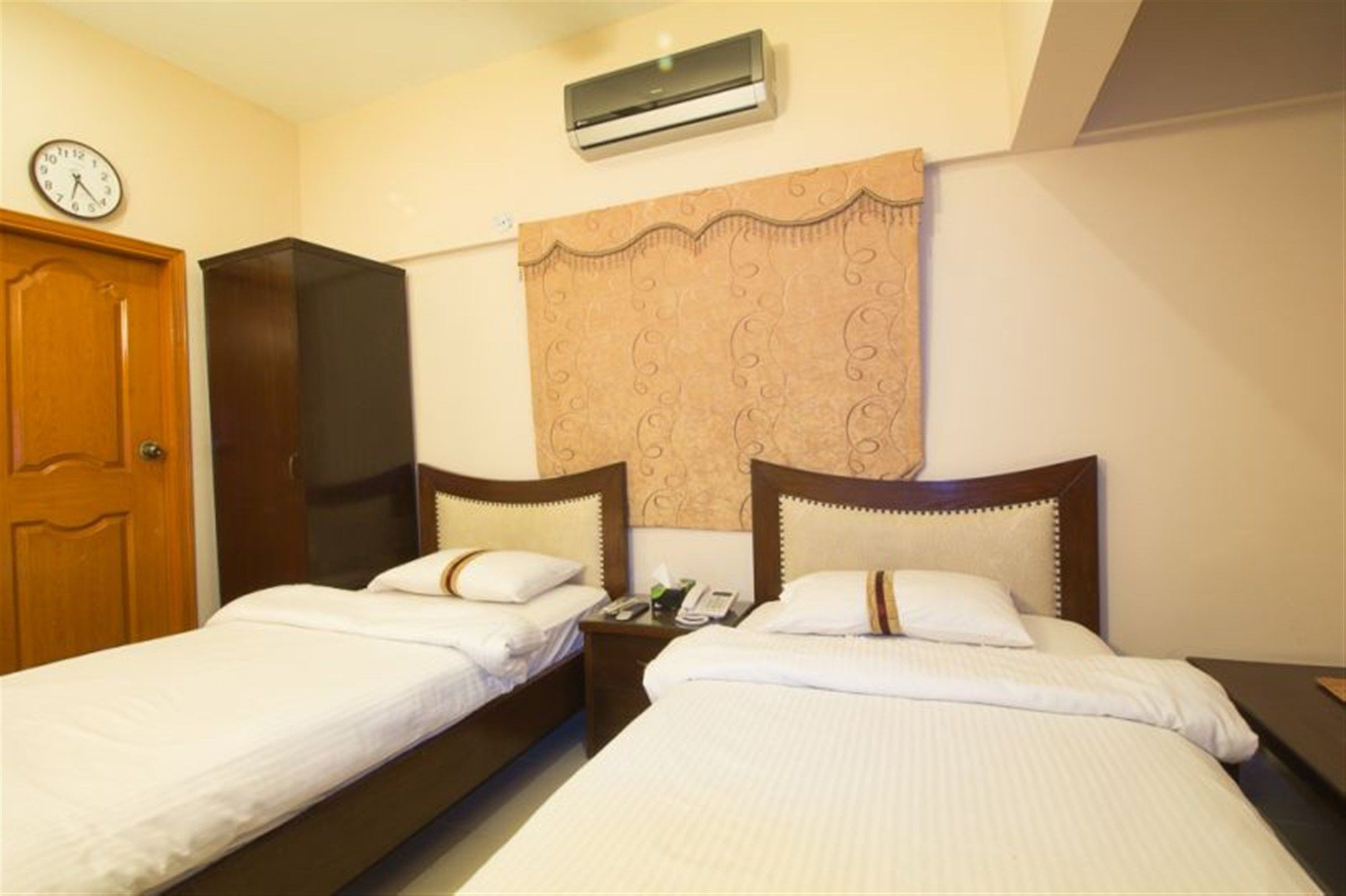 Royal Inn Hotel Karachi Exterior foto